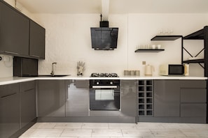 Apartment | Private kitchen | Fridge, microwave, oven, dishwasher - 2 Bed Garden Flat in Balham (London)