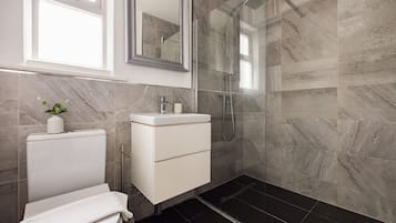 Apartment | Bathroom | Free toiletries, hair dryer, towels, soap