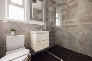 Appartement | Salle de bain | Articles de toilette (gratuits), séchoir à cheveux, serviettes fournies
