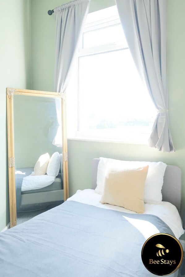 3 bedrooms, iron/ironing board, WiFi, bed sheets