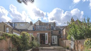 A two-story building with a sign that reads "TOO TO". - Charming Victorian Home - Discover the splendor of Oxford's City Spires (Oxford)