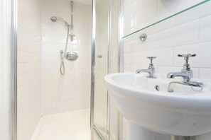 Dusche, Haartrockner, Handtücher, Toilettenpapier