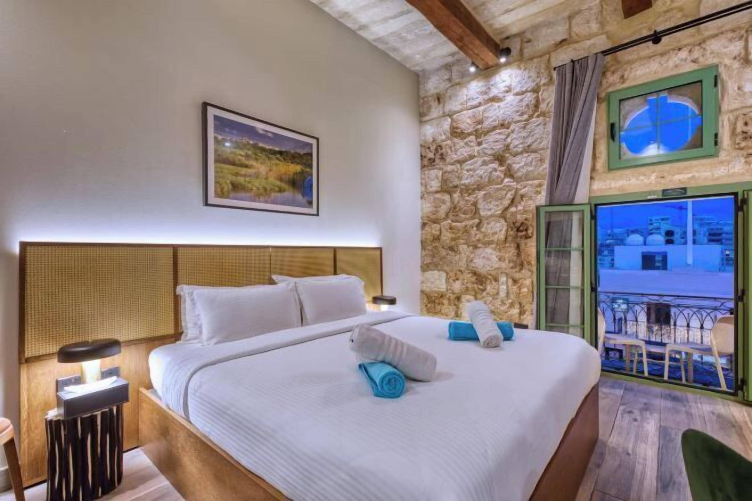 Bộ đồ giường cao cấp, minibar, két bảo mật tại phòng 