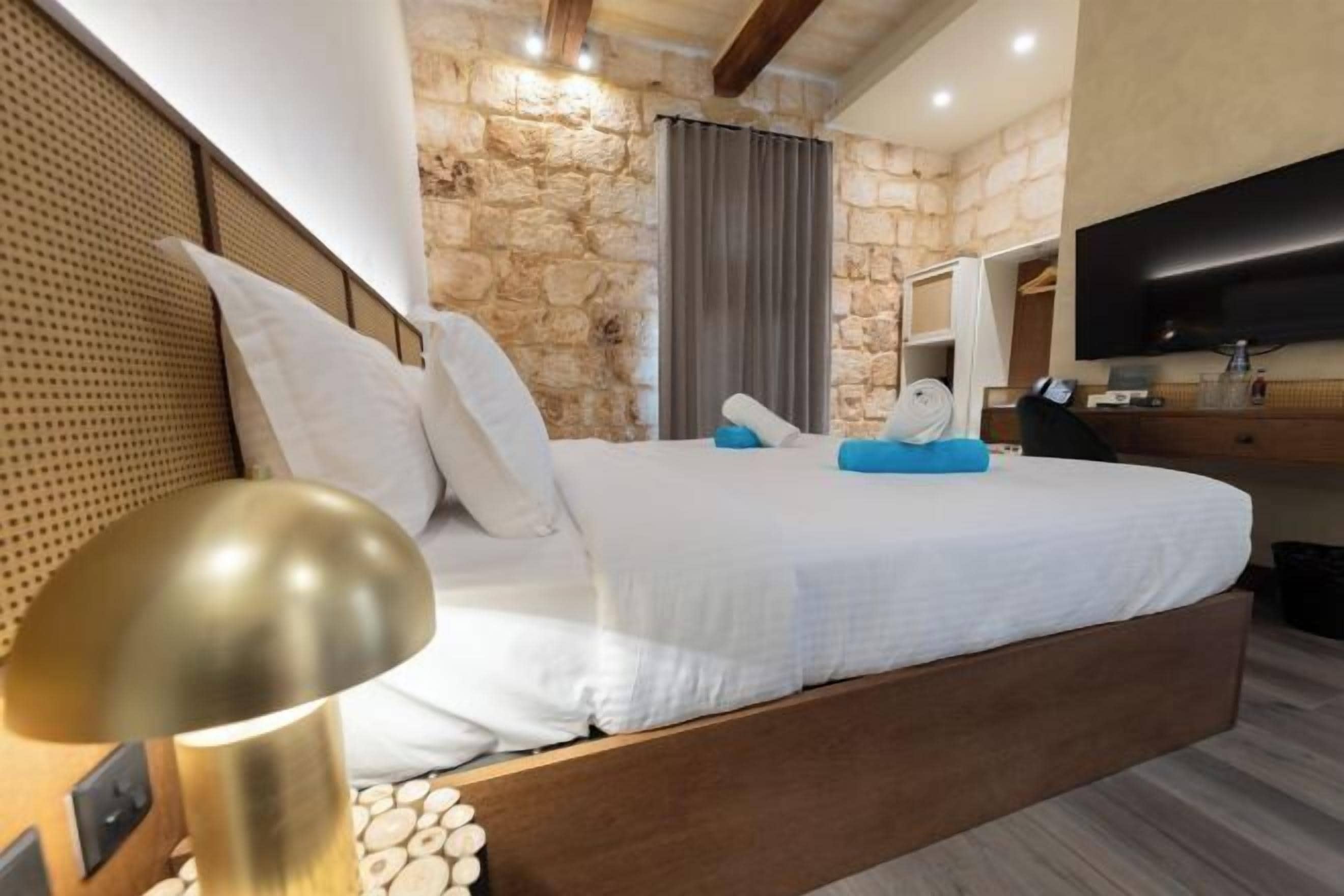 Roba de llit d'alta qualitat, minibar i caixa forta a l'habitació 