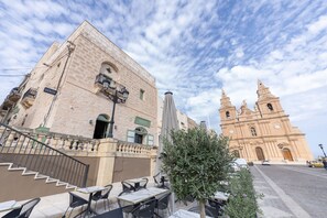 Um edifício com área de estar externa e um campanário.