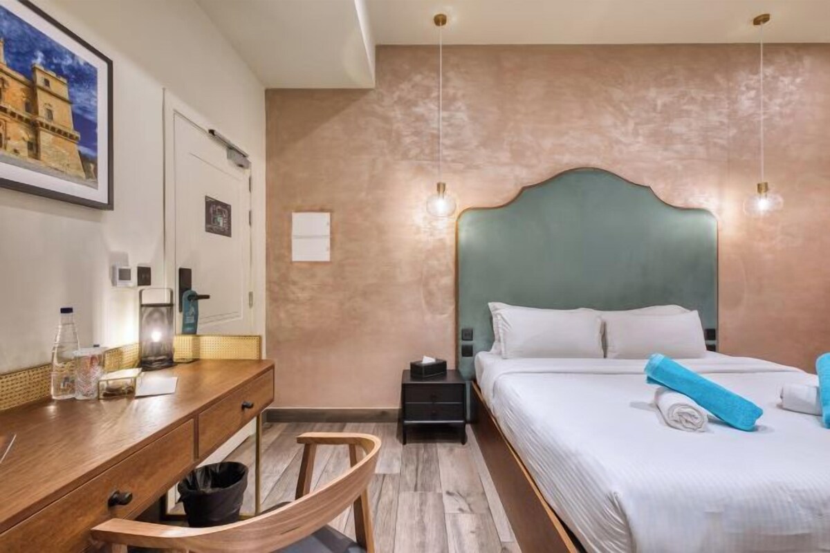 Ropa de cama de alta calidad, minibar, caja fuerte y escritorio