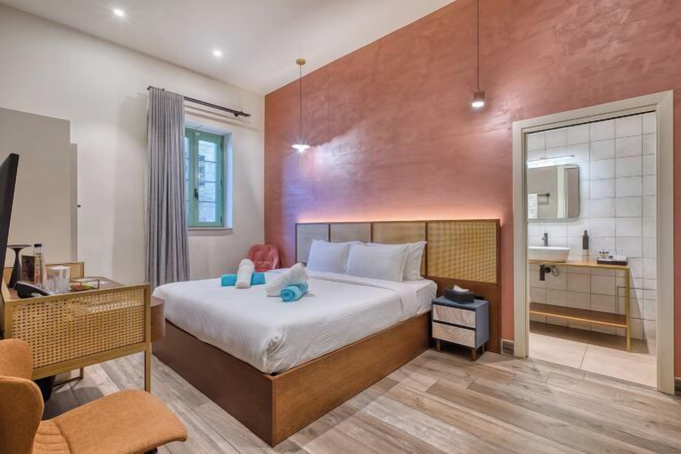 Bộ đồ giường cao cấp, minibar, két bảo mật tại phòng 