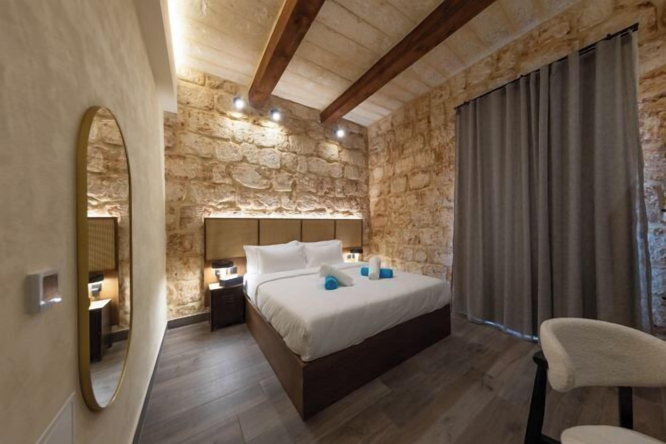 Roba de llit d'alta qualitat, minibar i caixa forta a l'habitació 