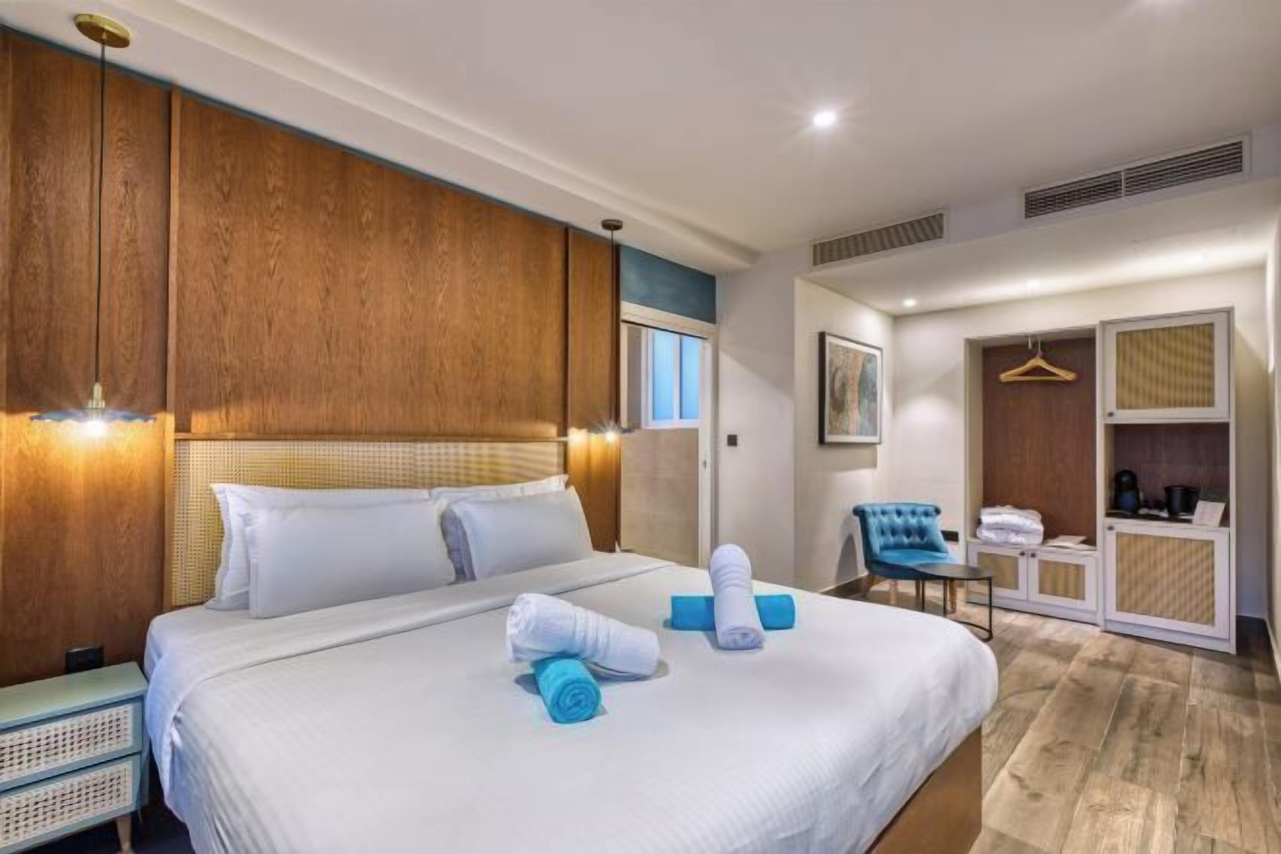 Bộ đồ giường cao cấp, minibar, két bảo mật tại phòng 