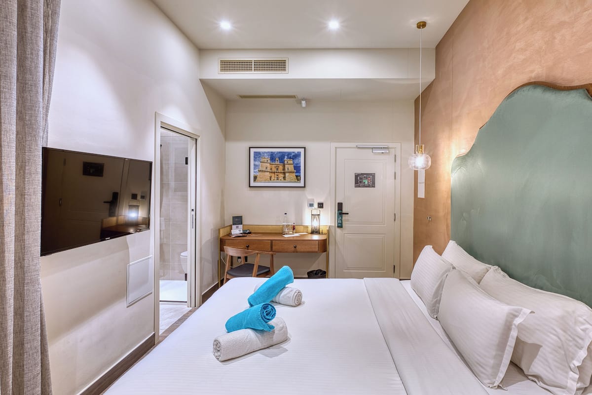 Habitación estándar doble | Ropa de cama de alta calidad, minibar, caja fuerte y escritorio