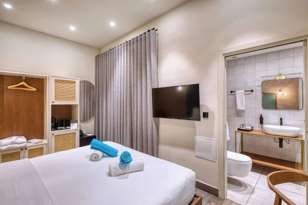 Ropa de cama de alta calidad, minibar, caja fuerte y escritorio