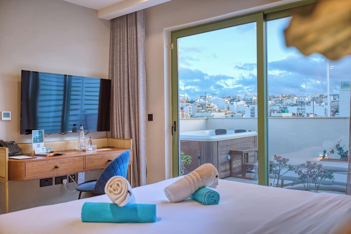 Habitación de lujo doble | Ropa de cama de alta calidad, minibar, caja fuerte y escritorio