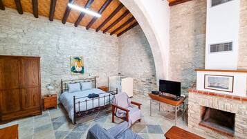 Standard Studio | Desk, laptop workspace, iron/ironing board, free WiFi