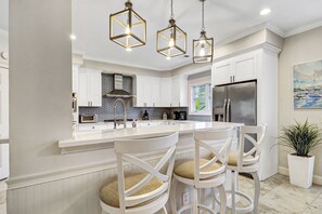 Kylskåp, mikrovågsugn, ugn och spishäll