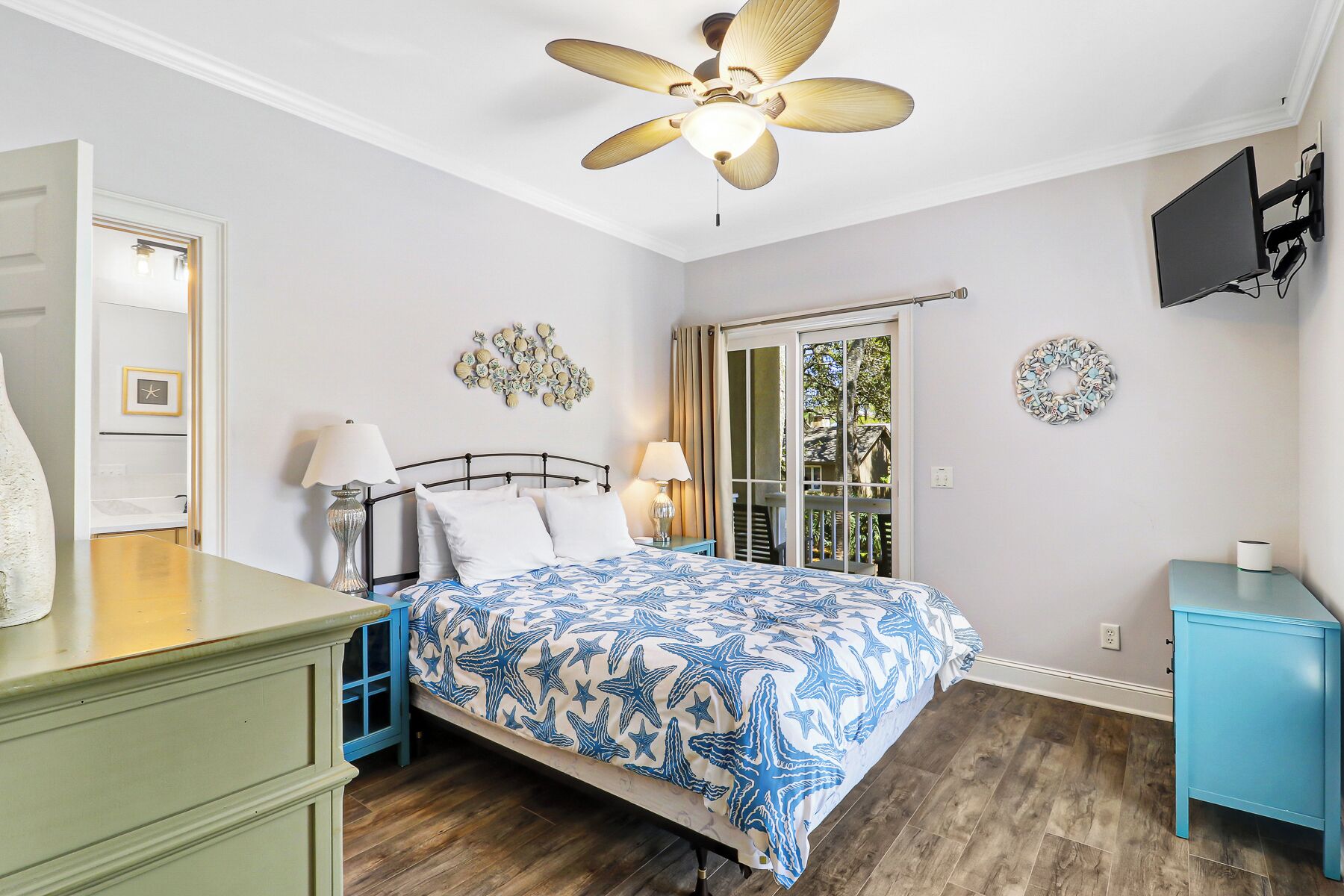 6 bedrooms, iron/ironing board, free WiFi, bed sheets