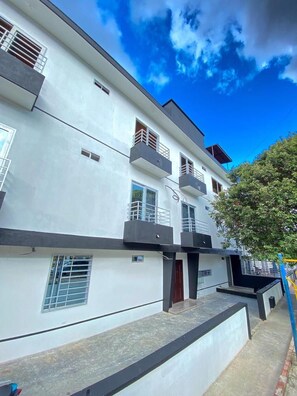 A multi-story building with balconies, a flat roof, and a clear sky. - Hotel Ebenezer (Villavicencio)