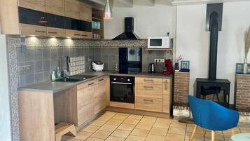 Frigorifero, microonde, forno, piano cottura