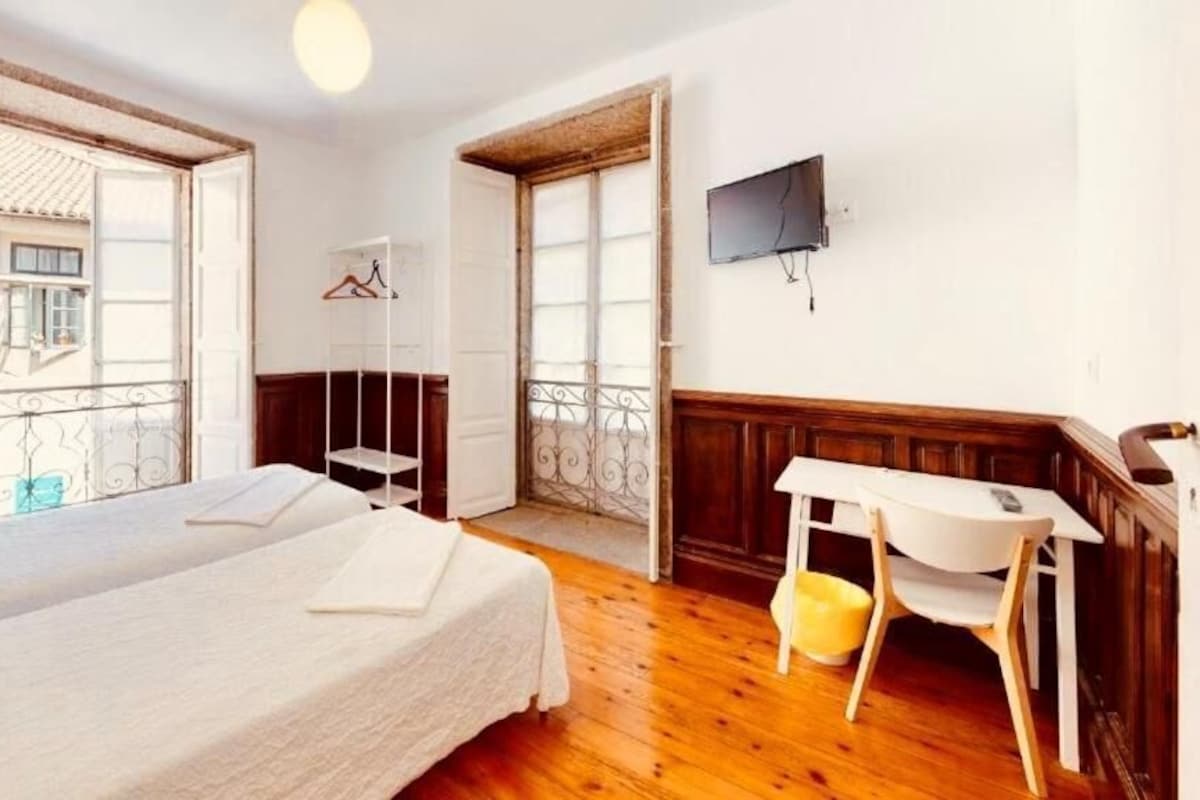 Een bureau, een laptopwerkplek, gratis wifi, beddengoed