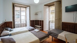 Standaard driepersoonskamer, gemeenschappelijke badkamer | Een bureau, een laptopwerkplek, gratis wifi, beddengoed