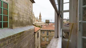 Quarto triplo standard, banheiro privativo | Vista da sacada