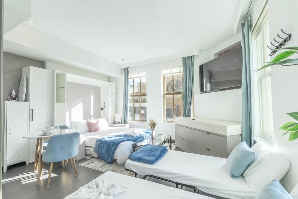 Studio in the ❤️ of Downtown★FREE Parking★Walk to Prud Ctr★Near Airport and NYC