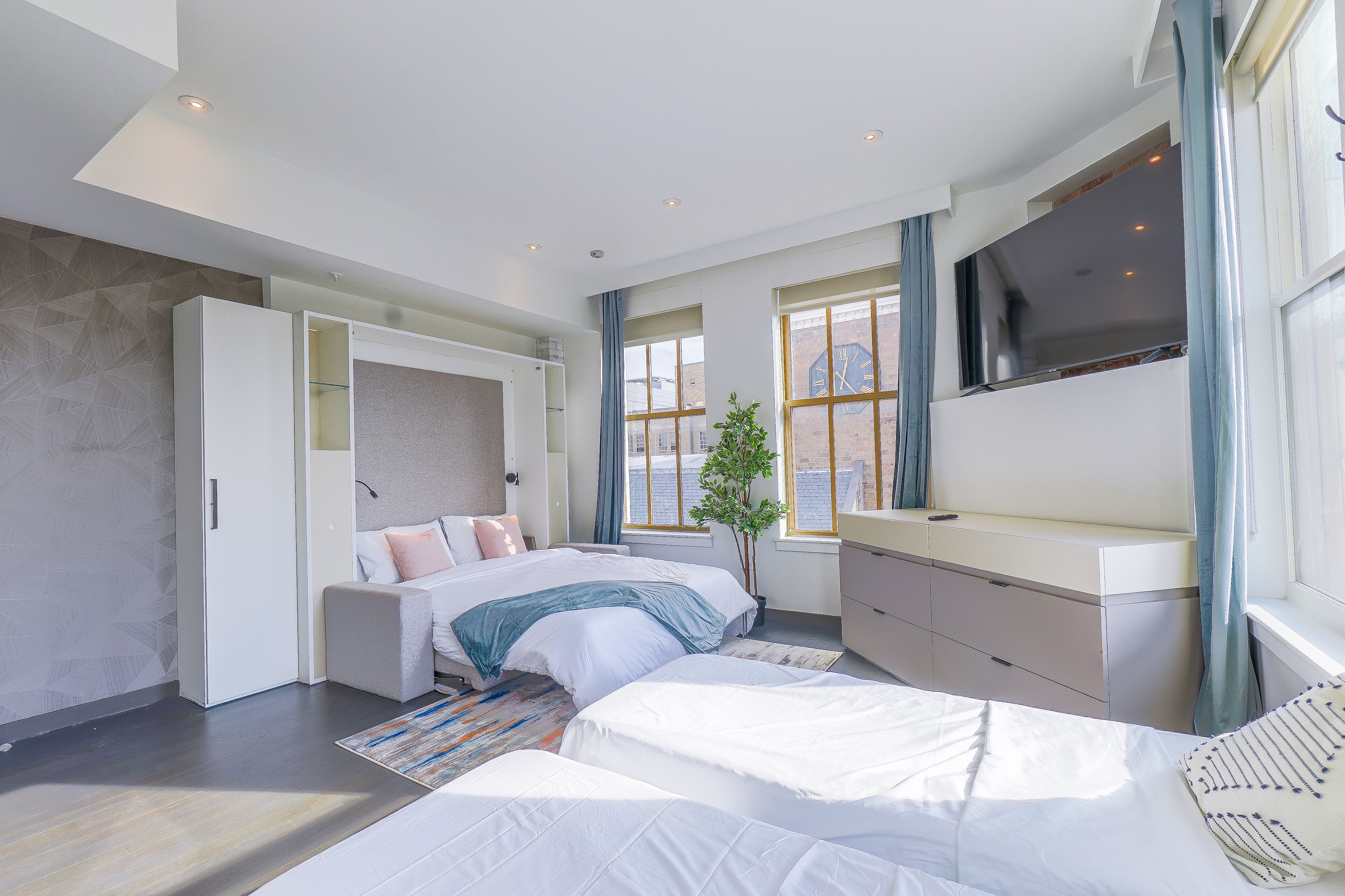 Studio in the ❤️ of Downtown★FREE Parking★Walk to Prud Ctr★Near Airport and NYC