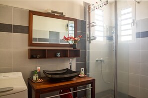 Dusche, Haartrockner, Handtücher, Toilettenpapier