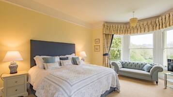 6 bedrooms, iron/ironing board, WiFi, bed sheets