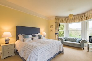 6 bedrooms, iron/ironing board, WiFi, bed sheets