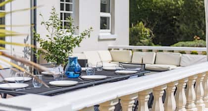 Burleigh House by Bloom Stays - sleeps 12 guests in 6 bedrooms