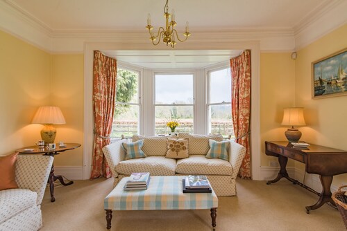 Burleigh House by Bloom Stays - sleeps 12 guests  in 6 bedrooms