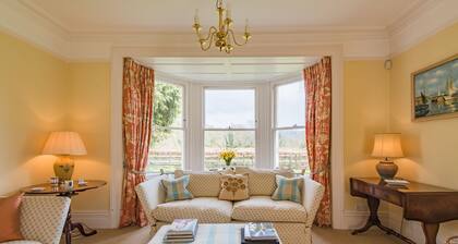 Burleigh House by Bloom Stays - sleeps 12 guests in 6 bedrooms