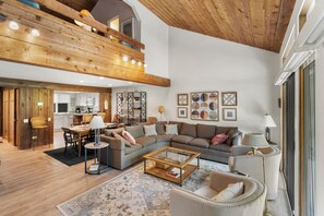 Een televisie en een open haard