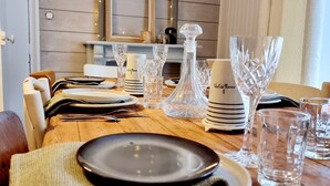 A dining table set with plates, cutlery, glasses, and a decanter. - Maison Médiévale au Cœur de la Vieille Ville de Dinan (Dinan)