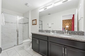 Ensemble douche/baignoire, sèche-cheveux, serviettes fournies