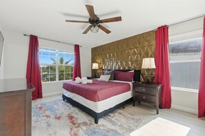 7 quartos, escrivaninha, ferros/tábuas de passar roupa, berço de viagem