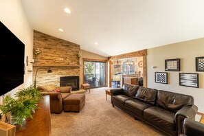 Smart-tv, eldstad och böcker