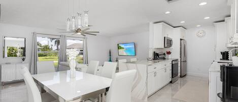 Køleskab, mikrobølgeovn, ovn, kogeplade