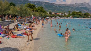 A crowded beach with people sunbathing and swimming. - A1 - spacious apt on the seafront with terrace (Kaštel Stari)