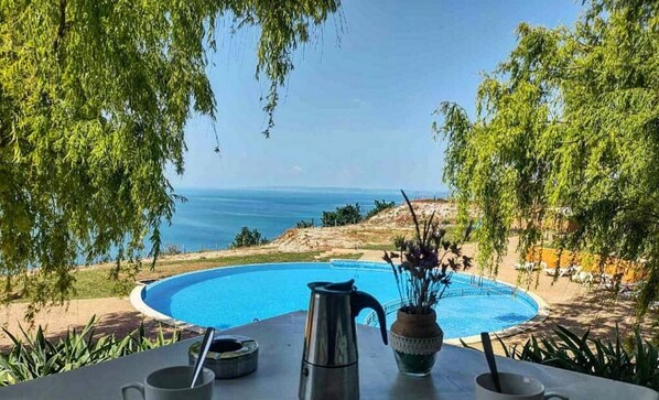 季節性室外游泳池，開放時間為 08:00 至 20:00，提供泳池遮陽傘和日光浴躺椅