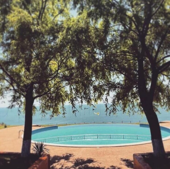 Piscine extérieure (ouverte en saison), parasols de plage