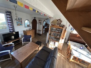 Fernseher, DVD-Player, Bücher