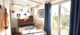 Small artists' house 200m from the sea