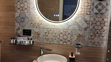 Shower, hair dryer, bidet, towels