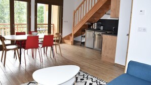 A modern kitchen with wooden cabinets and a built-in dishwasher. - 250m from resort center, 1st floor, balcony, parking, tv, ski locker, 60m², Pralognan-la-Vanoise (Pralognan-la-Vanoise)