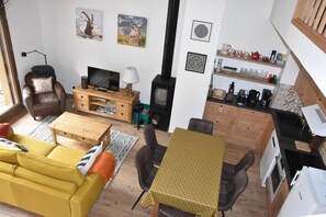 Living area - 250m from resort center, 1st floor, balcony, fireplace or stove, parking, tv, ski locker, 67m² (Pralognan-la-Vanoise)