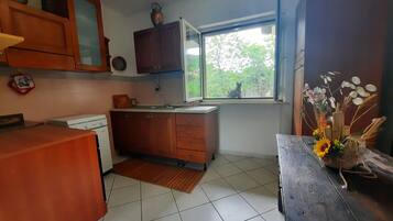 KĂŒhlschrank, Ofen, Wasserkocher mit Kaffee-/Teezubehör