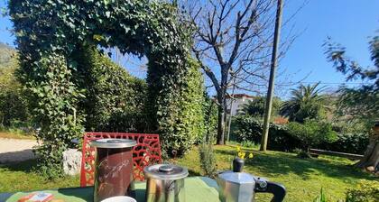 Cottage with large garden, beautiful medieval villages a few km!Pets allowed