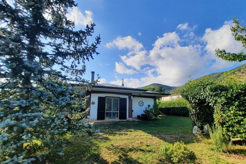 Small house with large garden, splendid medieval villages a few km away! Pets allowed