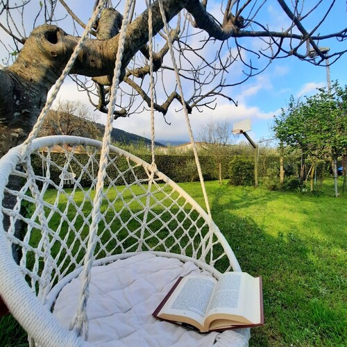 Cottage with large garden, beautiful medieval villages a few km!Pets allowed